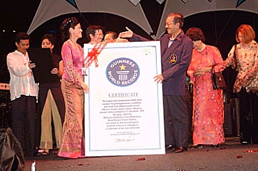 Afbeelding: Y.A.B. Dato Seri Dr. Mahathir Bin Mohamad neemt het Guinness Record in ontvangst.