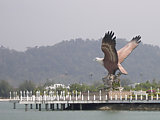Afbeelding: Langkawi - Zicht op de arend vanaf de pier